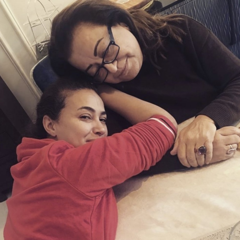 هند صبري بصورة عفوية مع والدتها بمناسبة عيد ميلادها