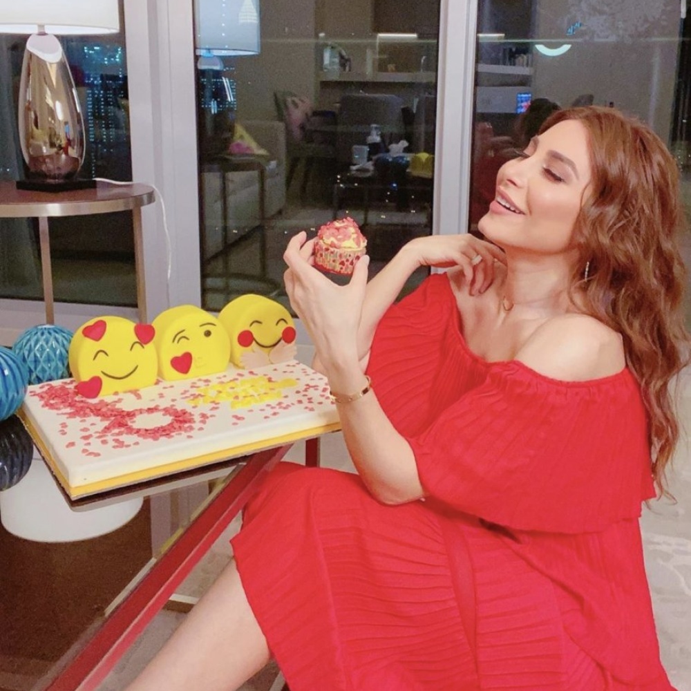 يارا تحتفل بعيد ميلادها في المنزل خلال الحجر الصحي