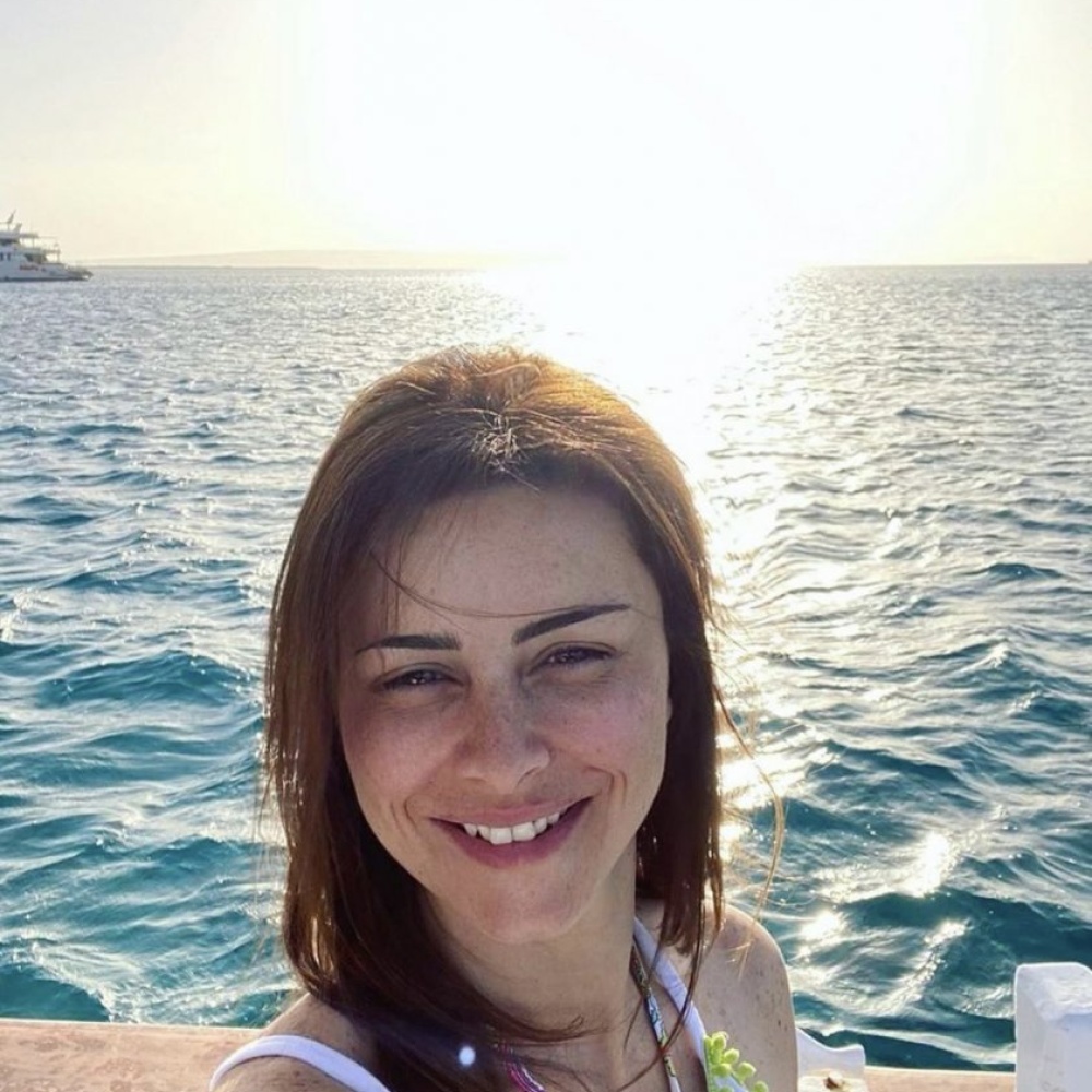 نور تستمتع بأجواء الصيف الرائعة في وسط البحر