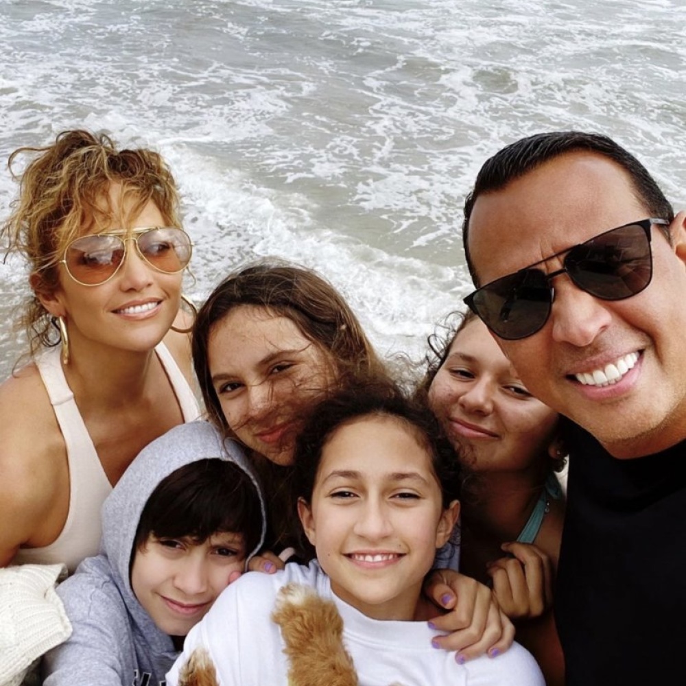 رحلة عائلية تجمع جينيفر لوبيز وخطيبها أليكس مع أولادهما بمناسبة يوم الأب