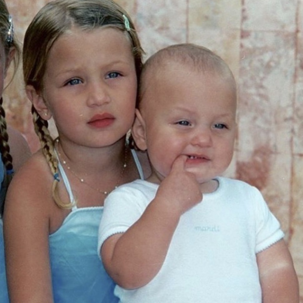 نشرت بيلا حديد صورة لطيفة من طفولتها مع أخيها بمناسبة عيد ميلاده