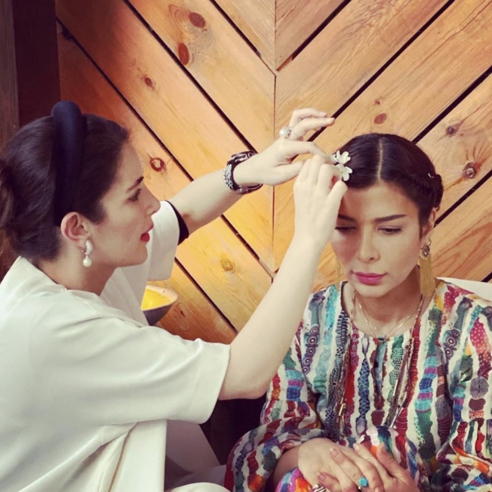 أصالة تهدي ابنتها شام أجمل الكلمات وهي تزين شعرها بالياسمين