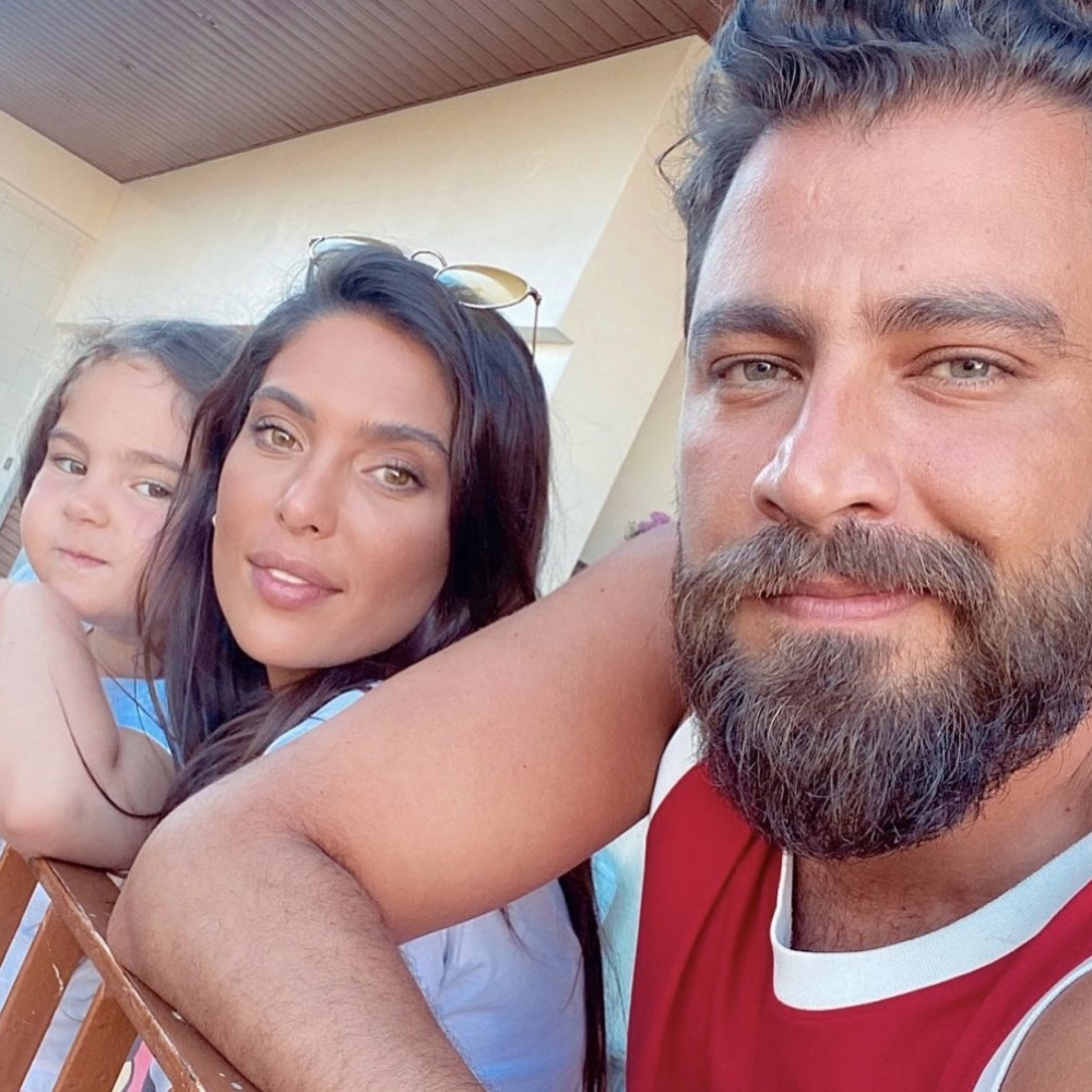 معتصم النهار يقضي وقتاً ممتعاً برفقة زوجته لين وابنتهما ساندرا