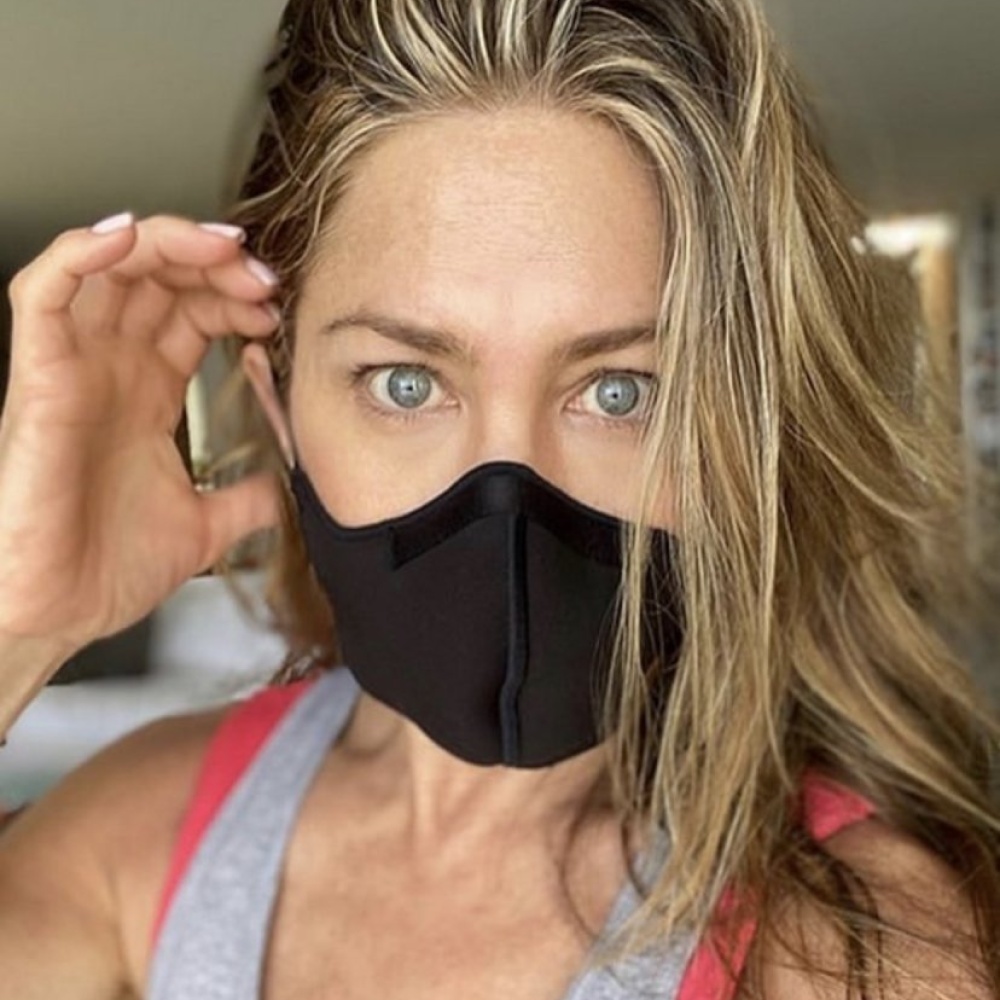 جينيفر آنيستون تحث على ضرورة ارتداء الكمامة برسالة مؤثرة على صفحتها