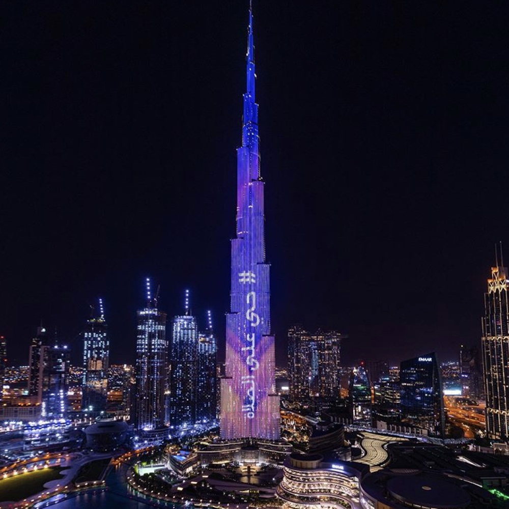 برج خليفة يتألق بعبارة "حي على الصلاة" إبان إعادة فتح المساجد في دبي 