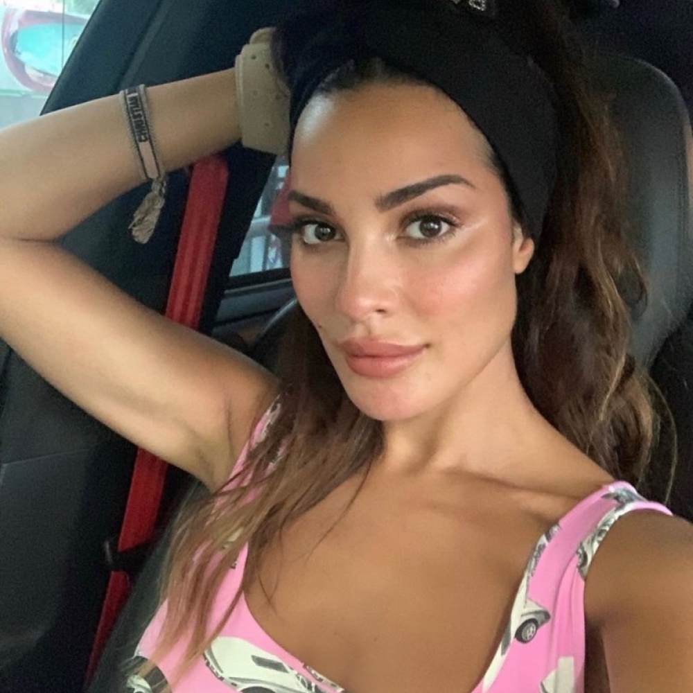 نادين نسيب نجيم بإطلالتها الجديدة المفعمة بالمرح والأنوثة