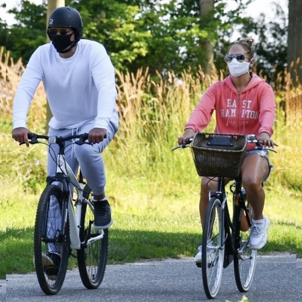 جينيفر لوبيز وخطيبها أليكس في نزهة صباحية ممتعة في نيويورك