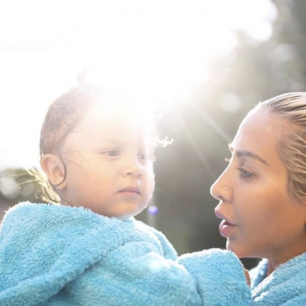 جويل مردينيان تكشف عن وجه ابنها ناثان لأول مرة