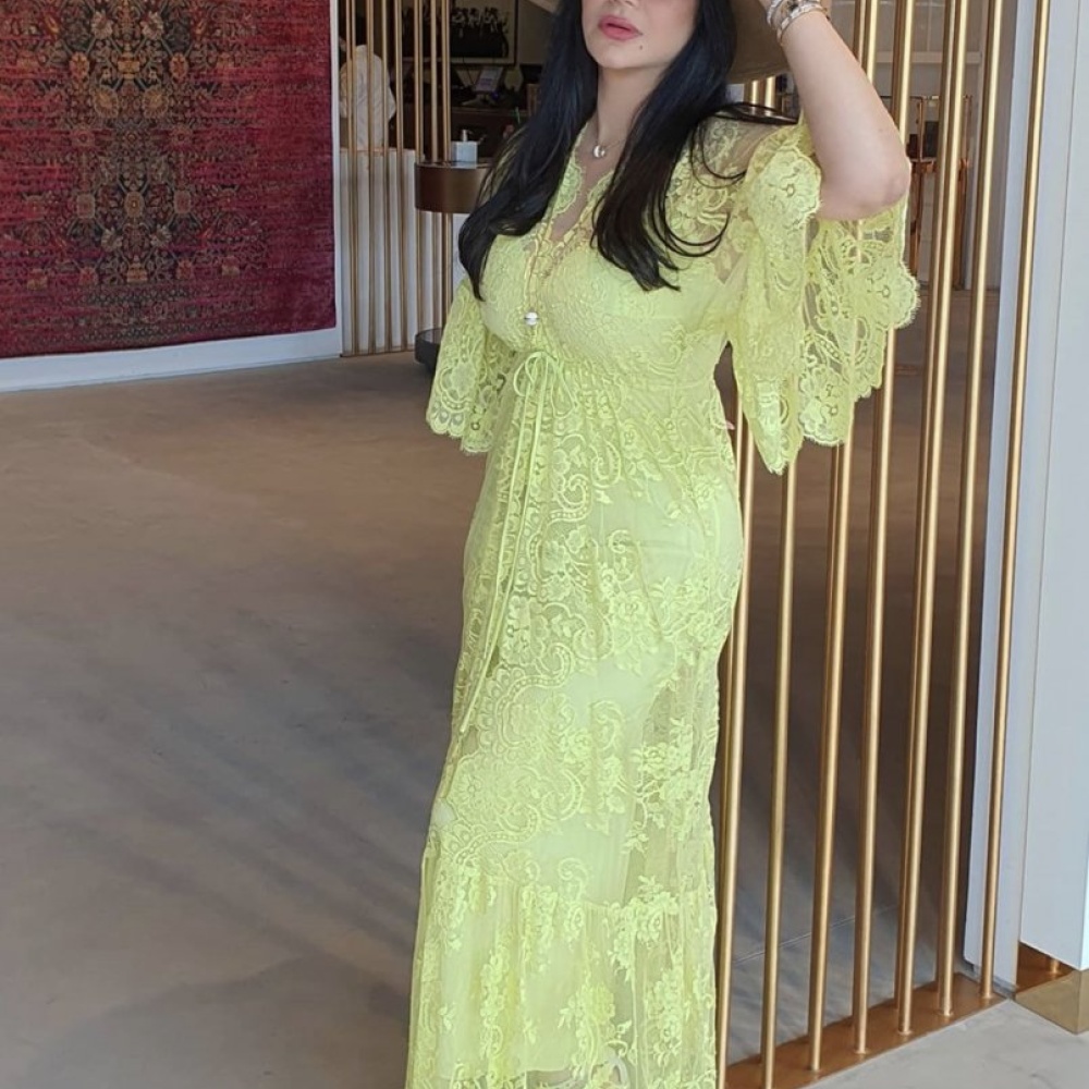 لجين عمران تزين صيفها في دبي بالألوان المرحة والعصرية