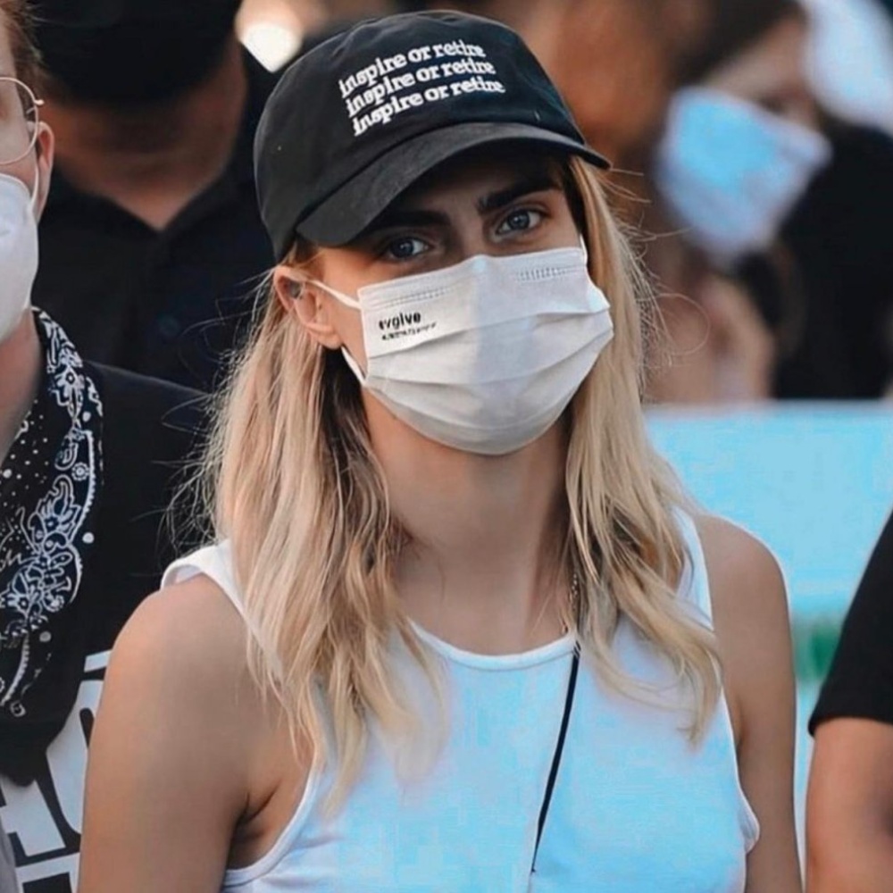 كارا ديليفين تحث متابعيها على ضرورة وضع الكمامة