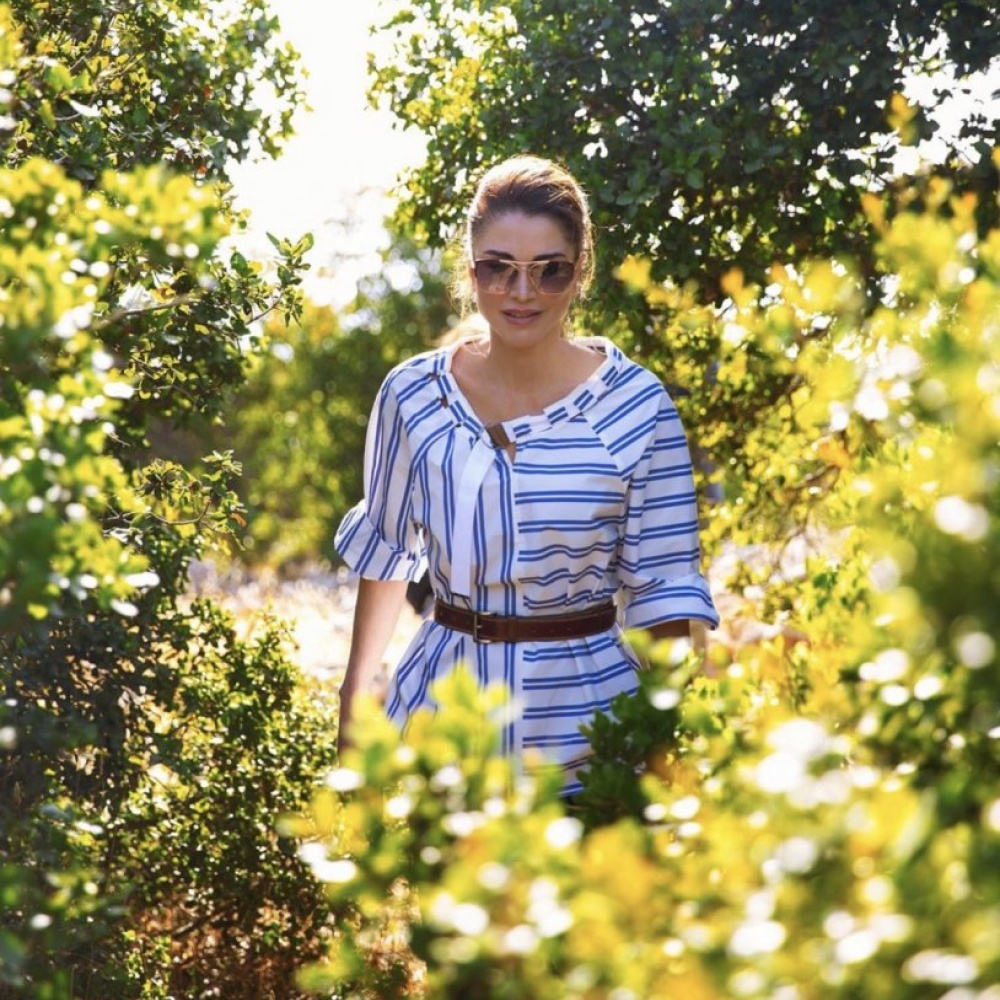 الملكة رانيا بإطلالة صيفية ناعمة في عجلون