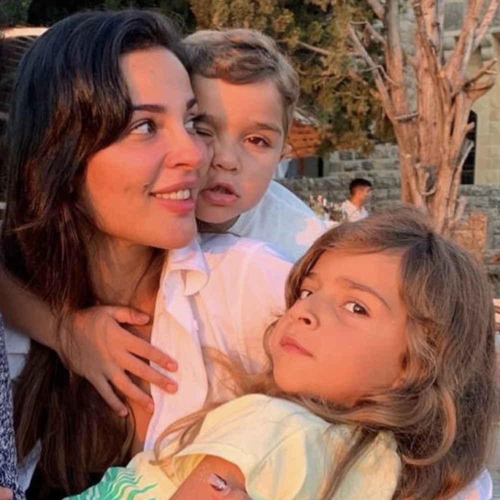 صورة لطيفة نشرتها نادين نسيب نجيم برفقة ابنها جيوفاني وابنتها هافن