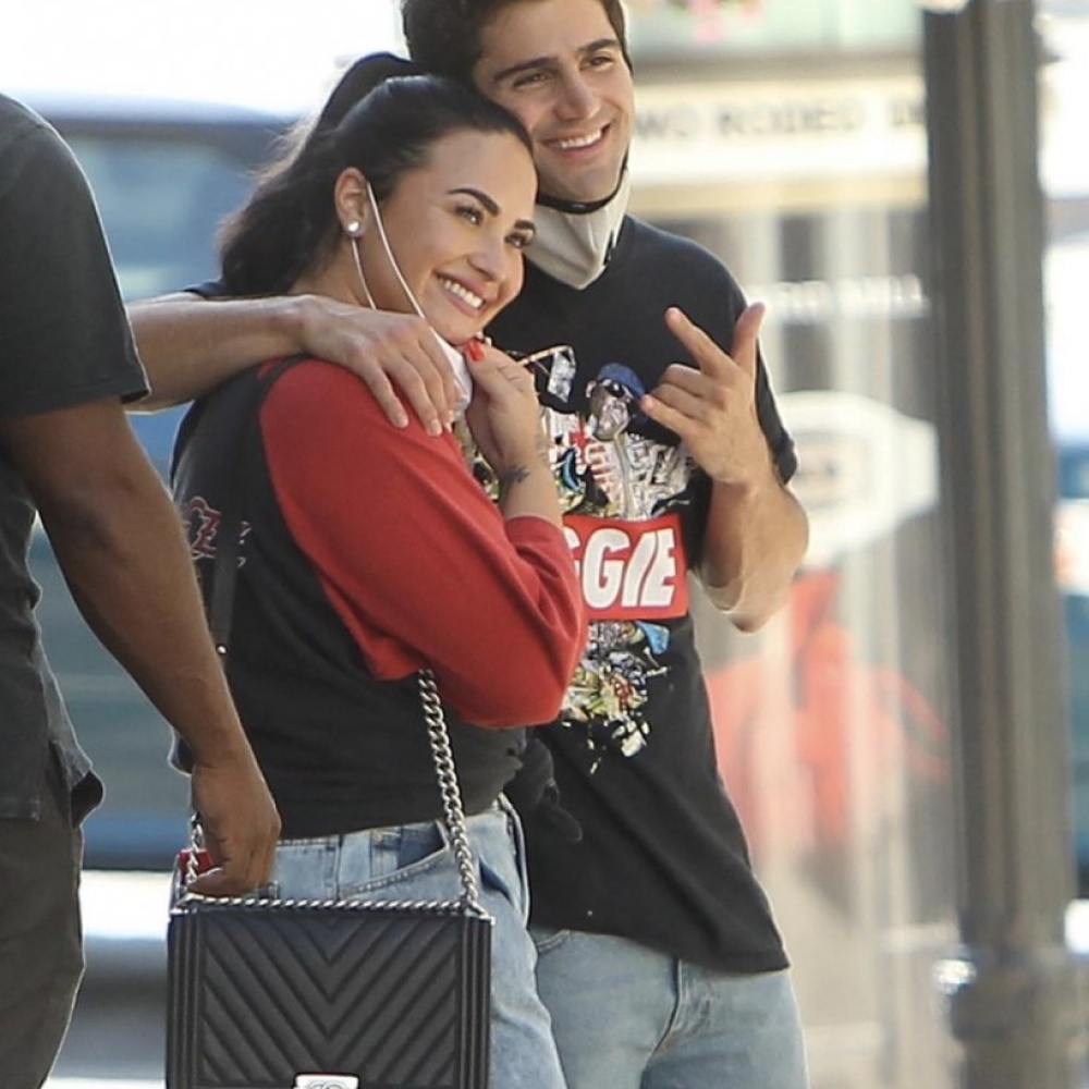 صورة لطيفة لديمي لوفاتو وخطيبها ماكس في بيفرلي هيلز