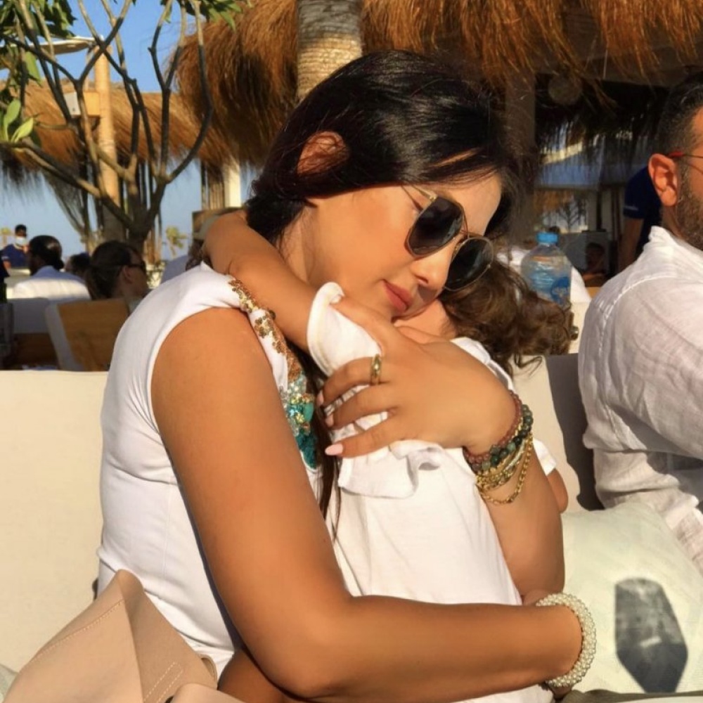 صورة عفوية لطيفة تجمع كندة علوش بابنتها حياة