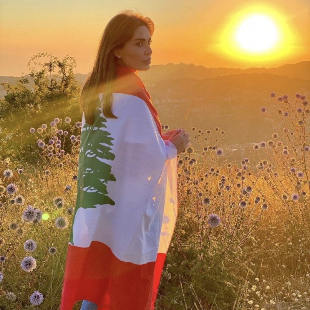 سيرين عبد النور بأول إطلالة لها مع العلم اللبناني بعد انفجار بيروت