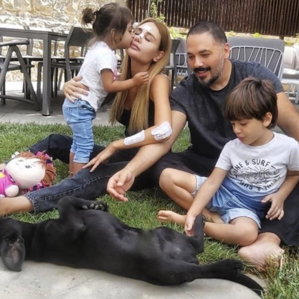 أول صورة لرامي عياش وعائلته بعد تعافي زوجته داليدا من حادثة انفجار بيروت
