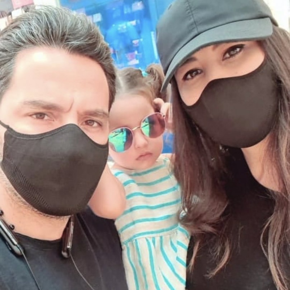 صورة لطيفة لوسام بريدي برفقة زوجته ريم السعيدي وابنتهما