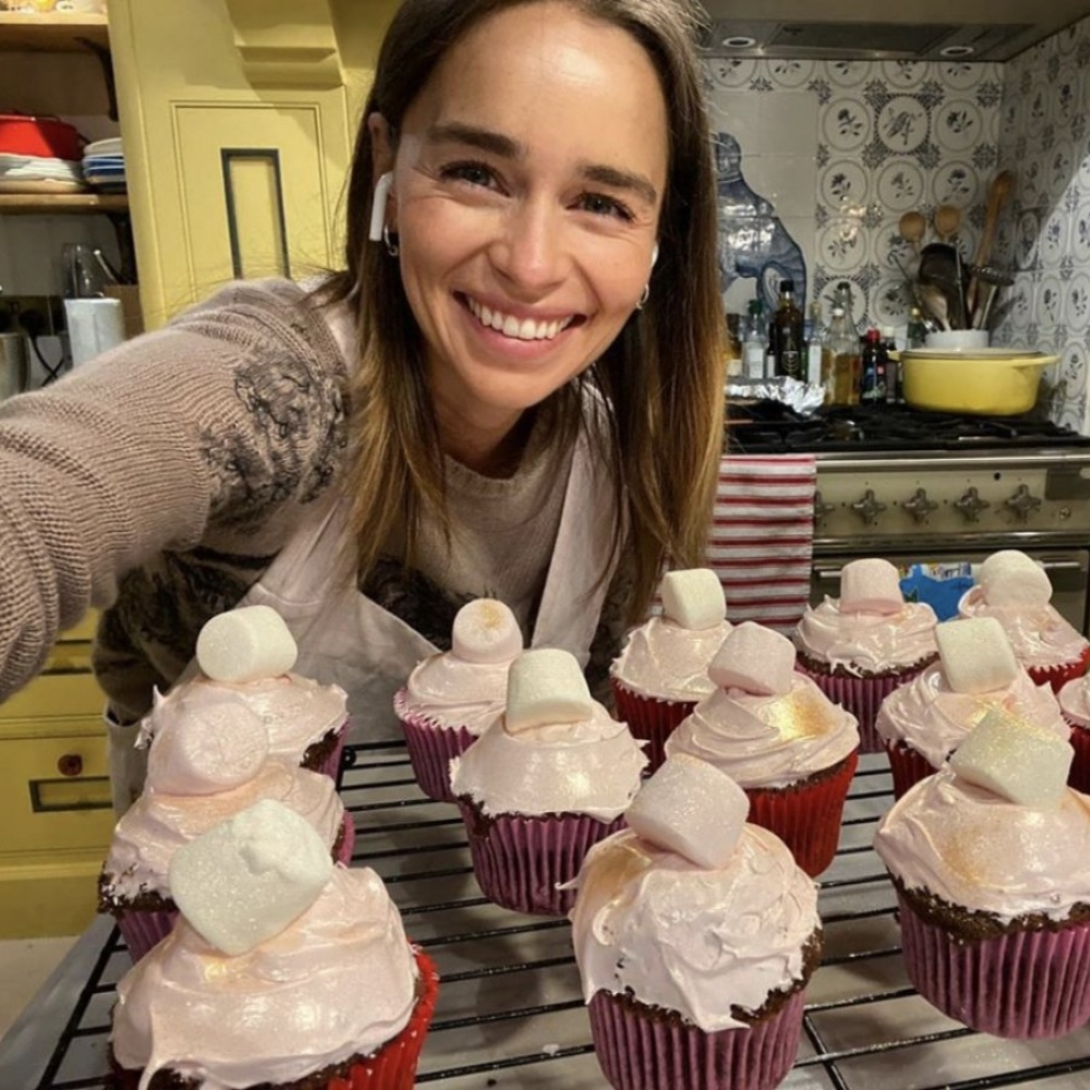 لا تزال إميليا كلارك تصنع الحلويات حتى بعد انتهاء الحجر الصحي