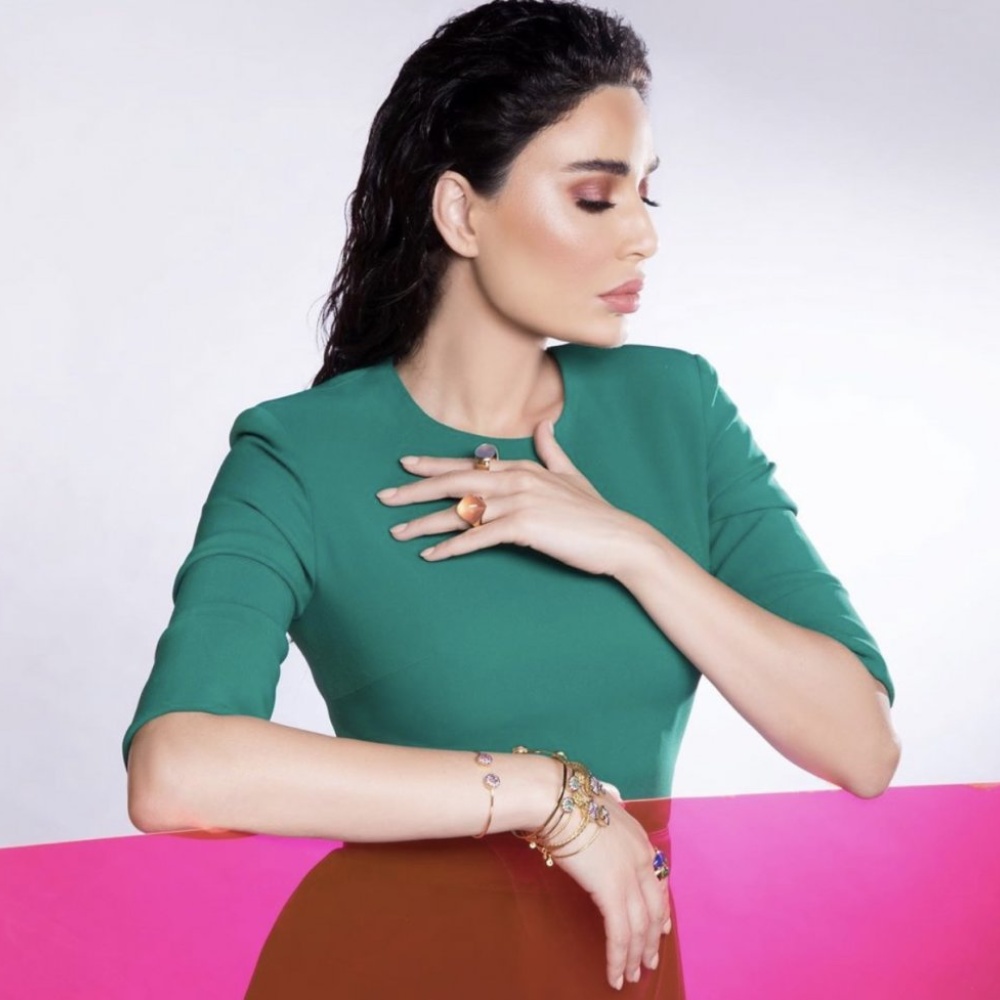 اعتمدت سيرين عبد النور الشعر والمكياج والمجوهرات العصرية في أجدد إطلالاتها