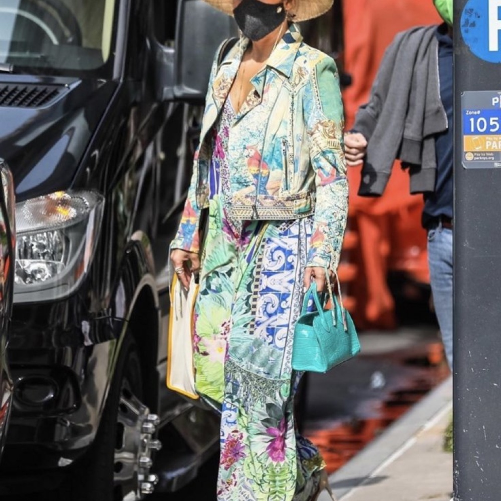 جينيفر لوبيز تعتمد إطلالة جريئة مع الالتزام بالكمامة في شوارع نيويورك