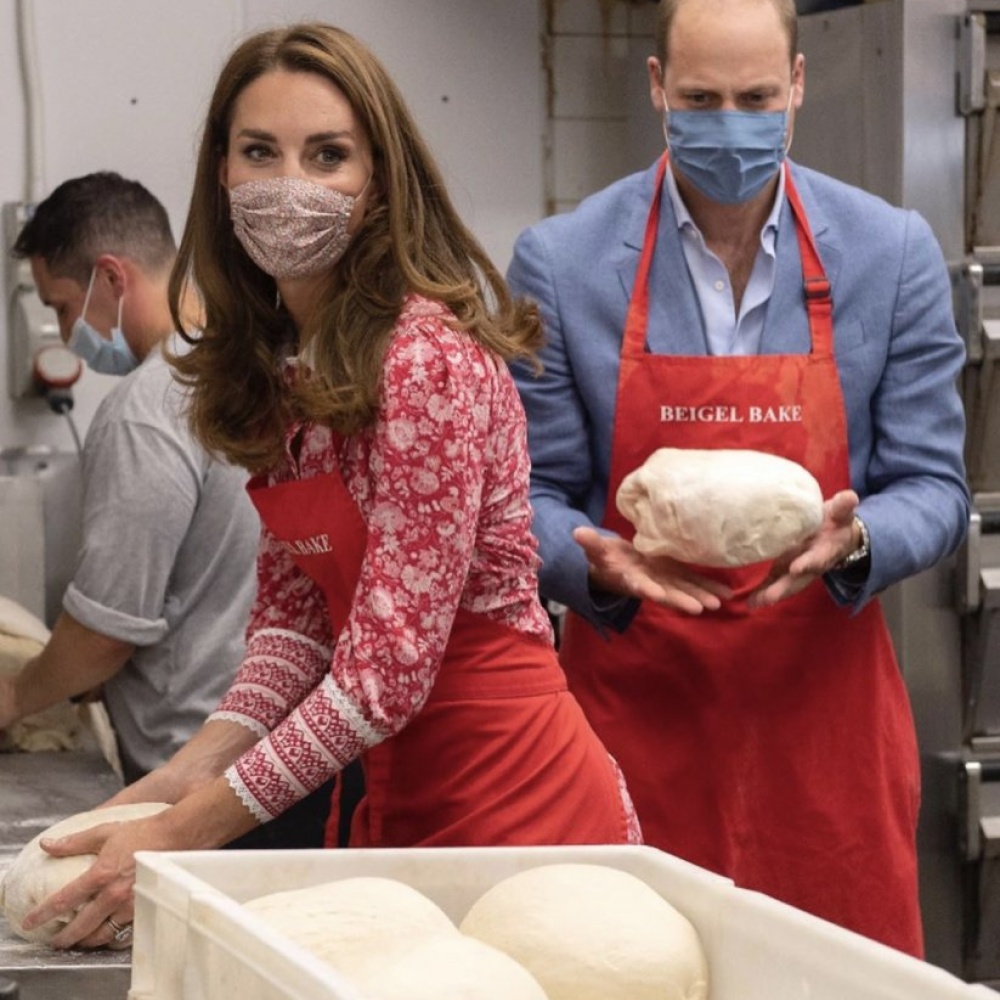 صورة عفوية للأمير ويليام وكيت ميدلتون يساهمان بالخبز في لندن