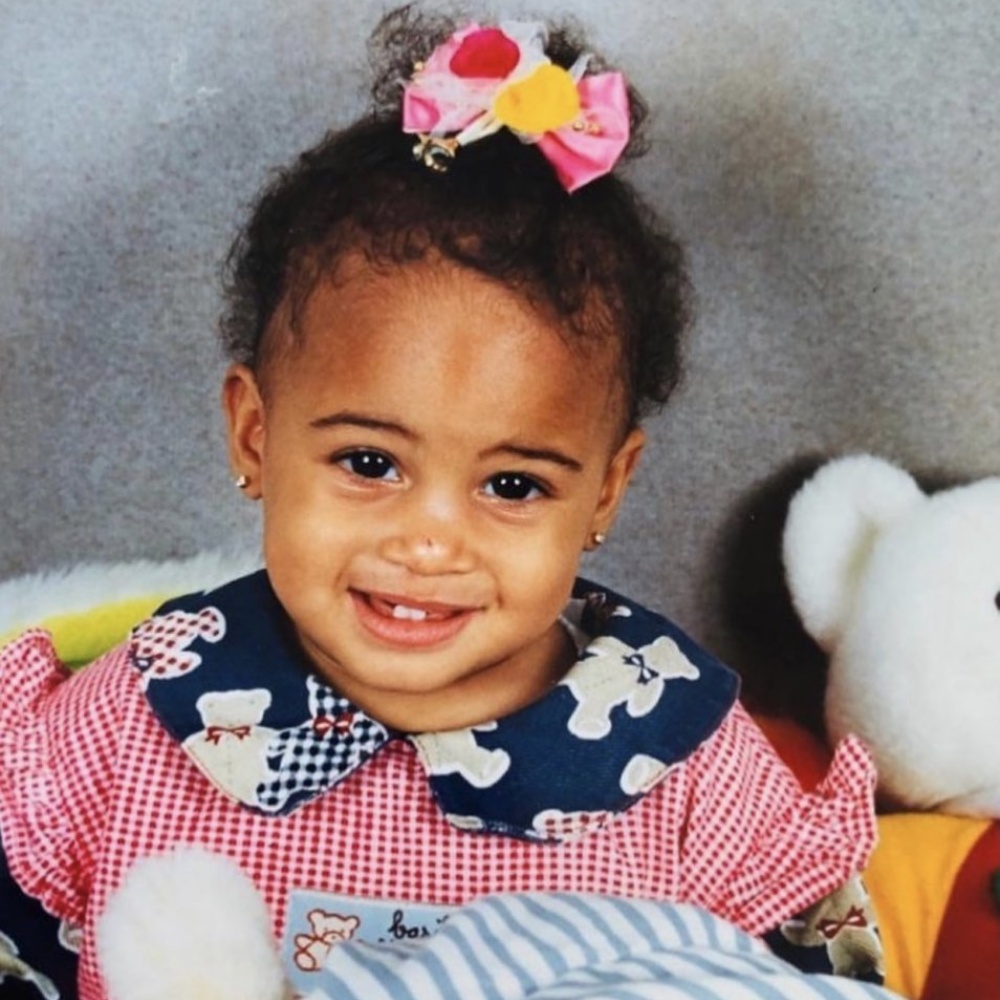 نشرت سيندي برونا صورة لطيفة من طفولتها بمناسبة عيد ميلادها الـ26