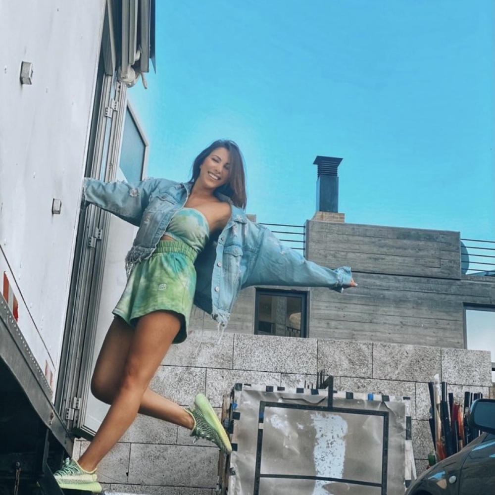 نشرت دانييلا رحمة صورة لطيفة لها من كواليس مسلسلها الجديد