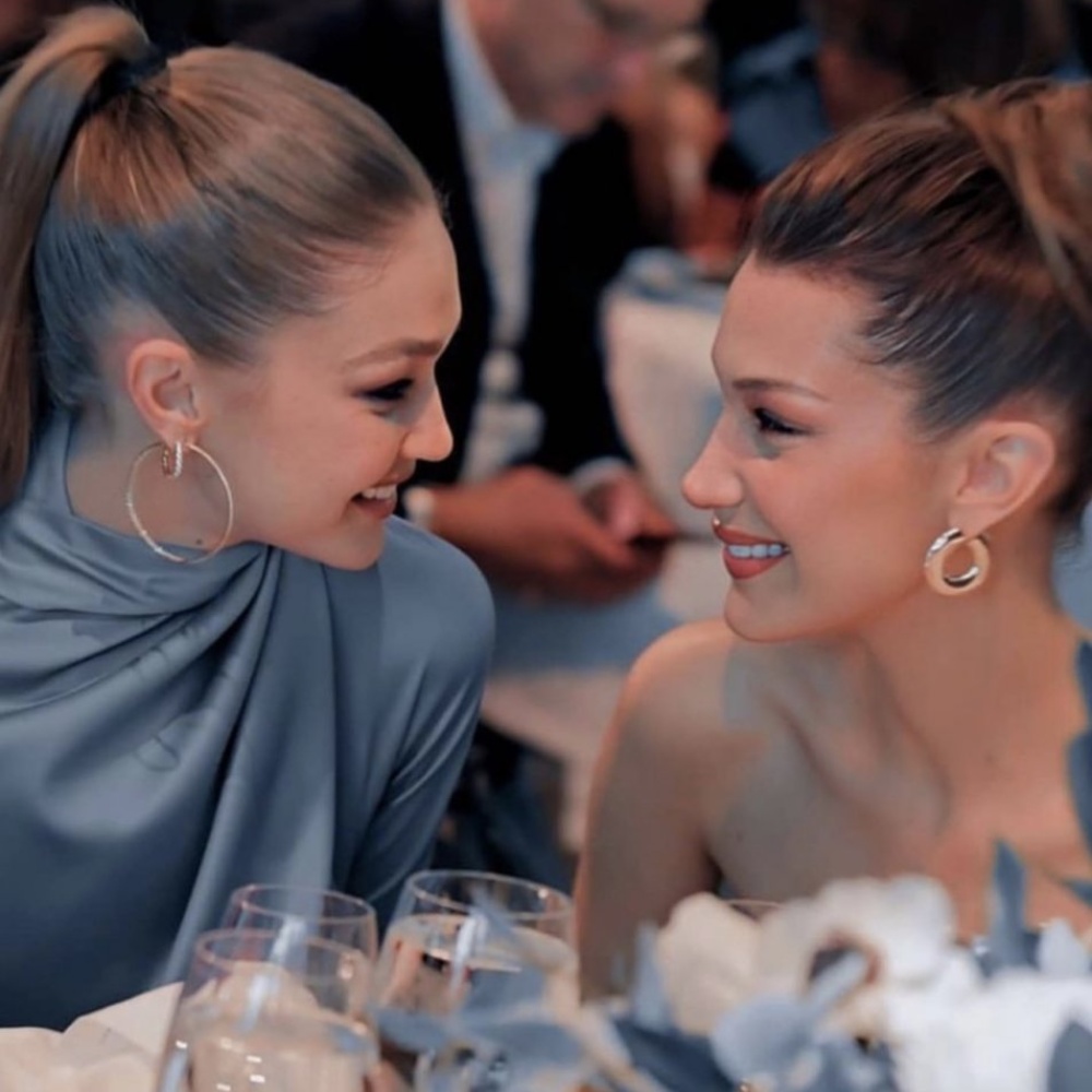 نشرت جيجي حديد صور لطيفة برفقة اختها بيلا بمناسبة عيد ميلادها