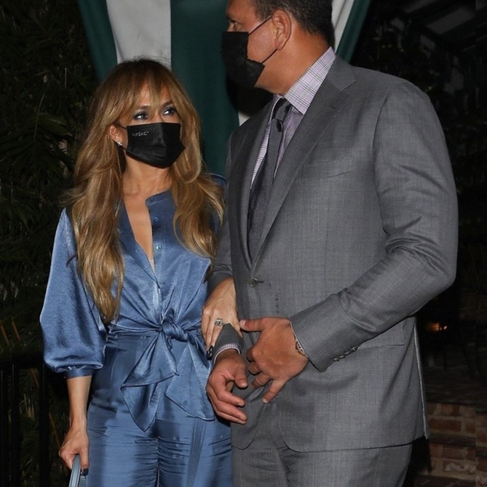 جينيفر لوبيز تظهر قصة شعرها الجديدة في أحدث ظهور لها برفقة خطيبها