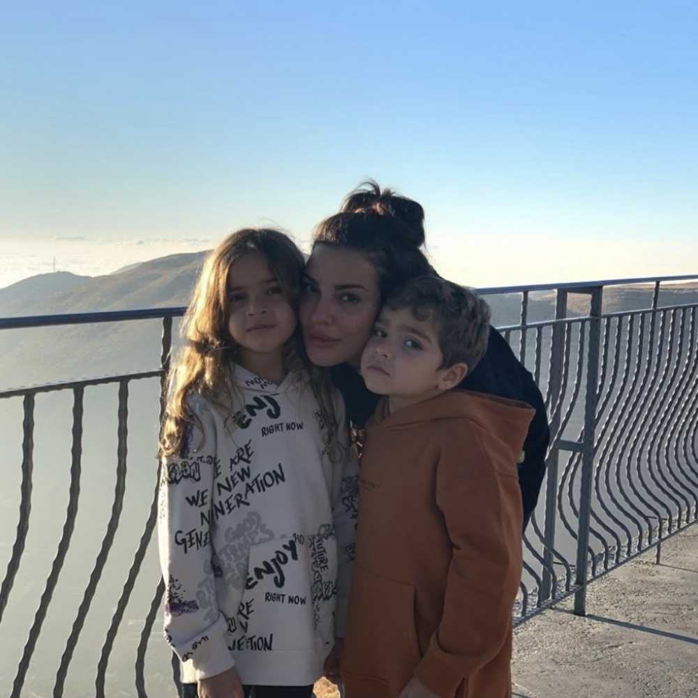 نادين نسيب نجيم تستمتع بالأجواء الباردة مع ابنها جيوفاني وابنتها هافن