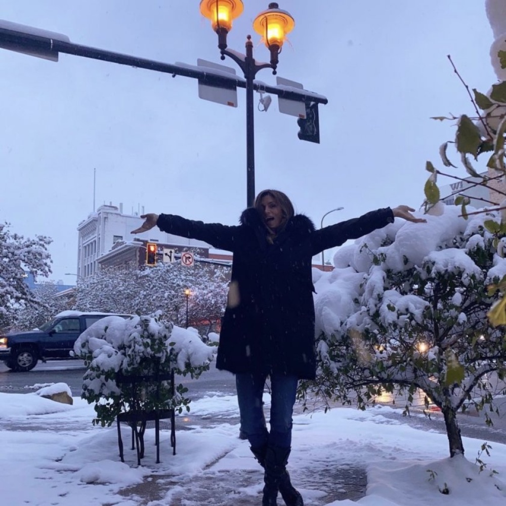 سيندي كروفورد تستمتع بأجواء الثلج بعد إجازتها الصيفية