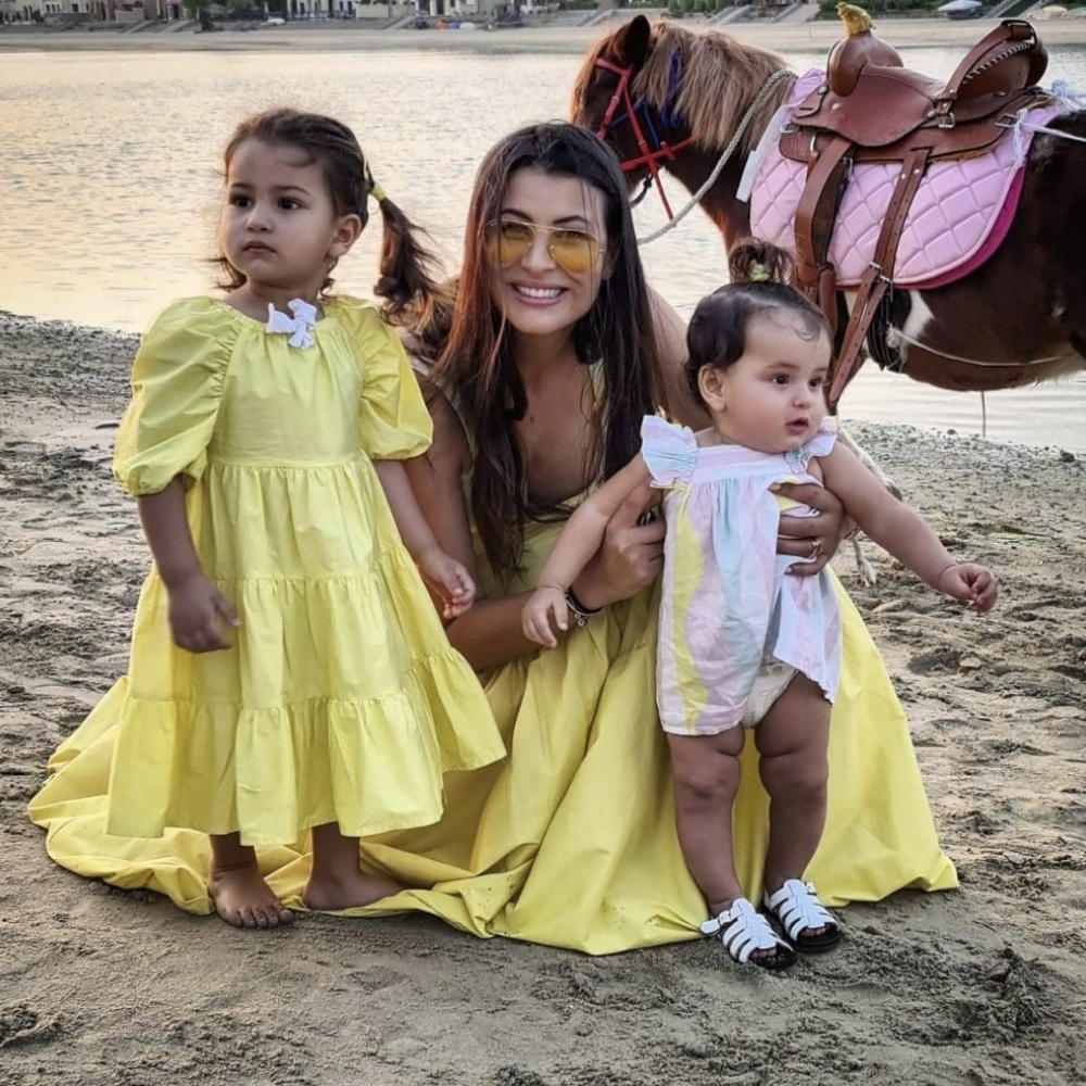 ريم السعيدي تنشر صورة لطيفة جديدة لها برفقة بناتها