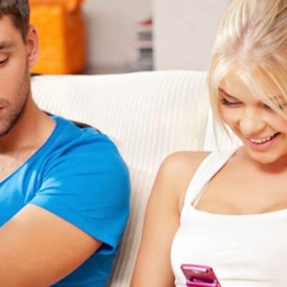 لا تظهر غيرة رجل برج القوس فوراً فهو لا يعترف بأنه يغار