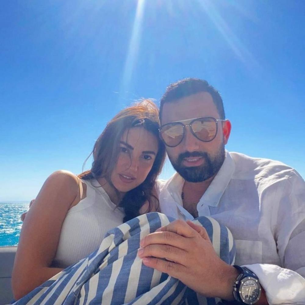 النجمة درة زروق تشارك جمهورها صورة بأجواء البحر مع زوجها  
