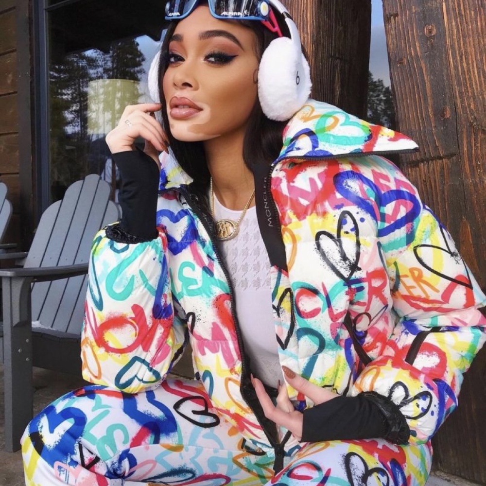 ويني هارلو تستمتع بأجواء رحلتها الثلجية في كولورادو