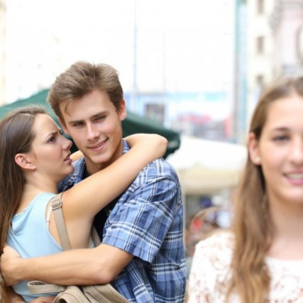 كيف أتعامل مع زوجي الذي يدمن النظر إلى النساء