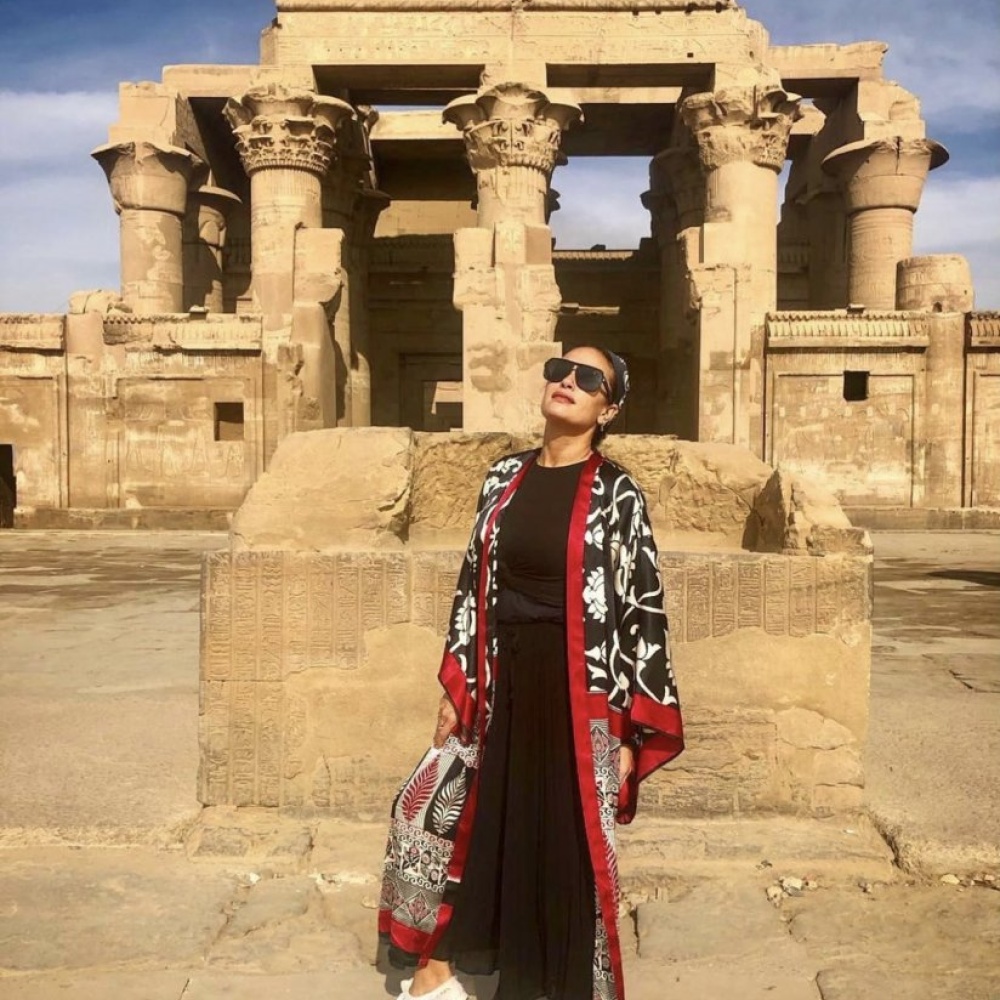 هند صبري تستمتع بأجواء السياحة التاريخية في مدينة الأقصر المصرية