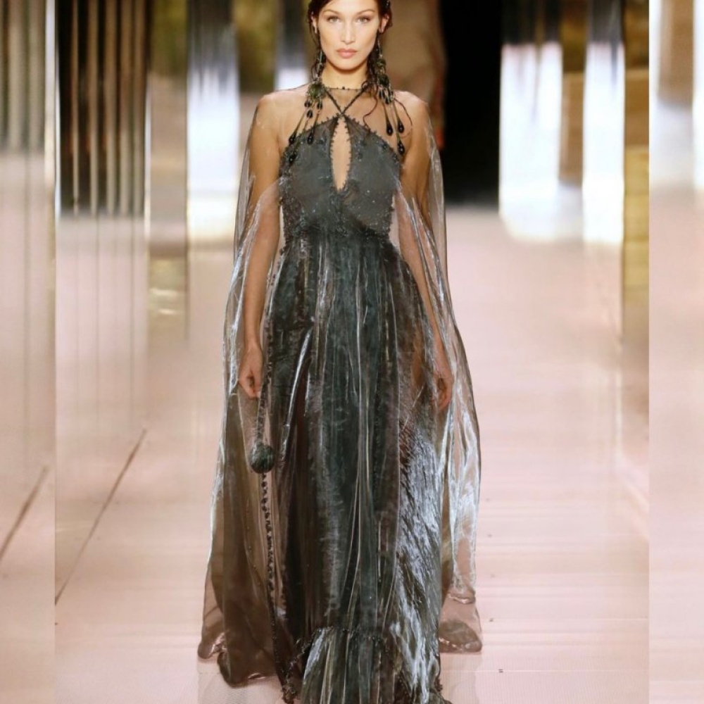 بيلا حديد في عرض أزياء فندي خلال أسبوع الهوت كوتور في باريس 2021
