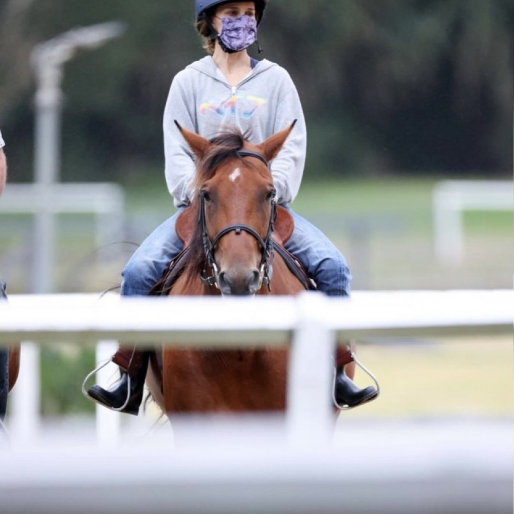 ناتالي بورتمان تقضي وقتها بتعلم ركوب الخيل