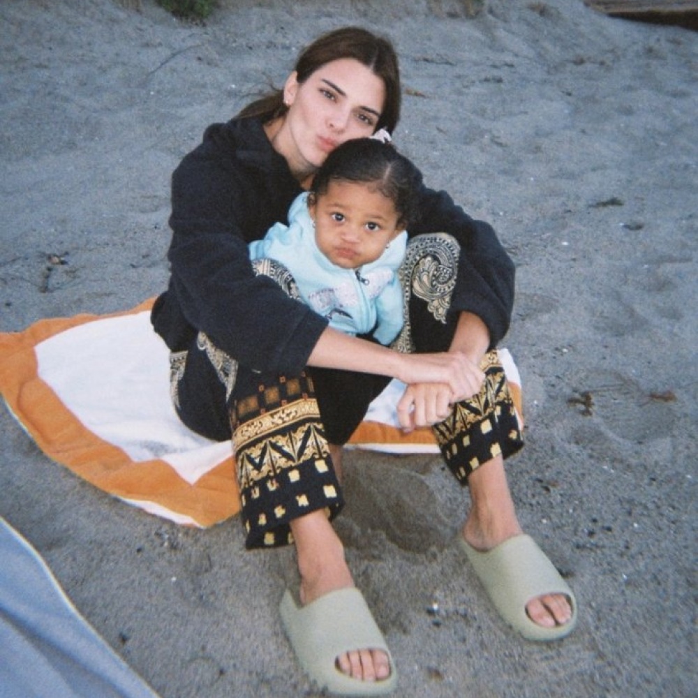 كيندال جينر برفقة ابنة اختها ستورمي بمناسبة عيد ميلادها الثالث