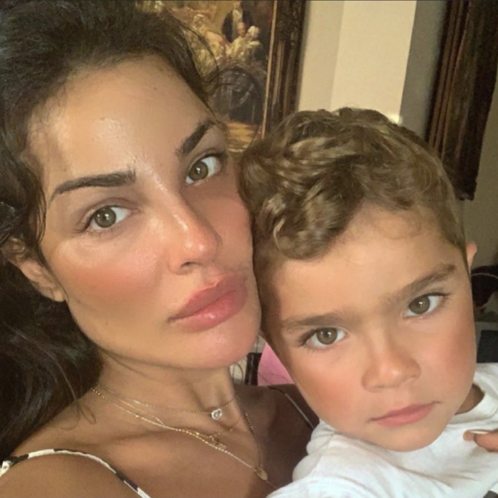 نادين نسيب نجيم بصورة جديدة مع ابنها الصغير جوفاني