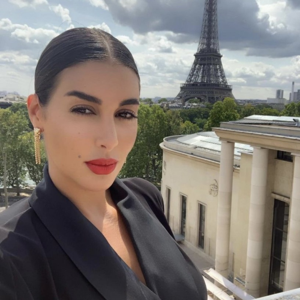 ياسمين صبري تستمتع بأجواء باريس الرائعة في أحدث صورها