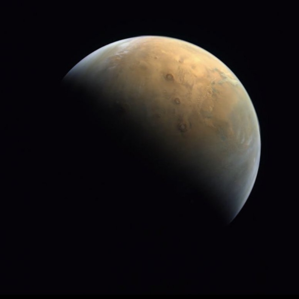 الشيخ محمد بن راشد ينشر أول صورة للمريخ من مسبار الأمل