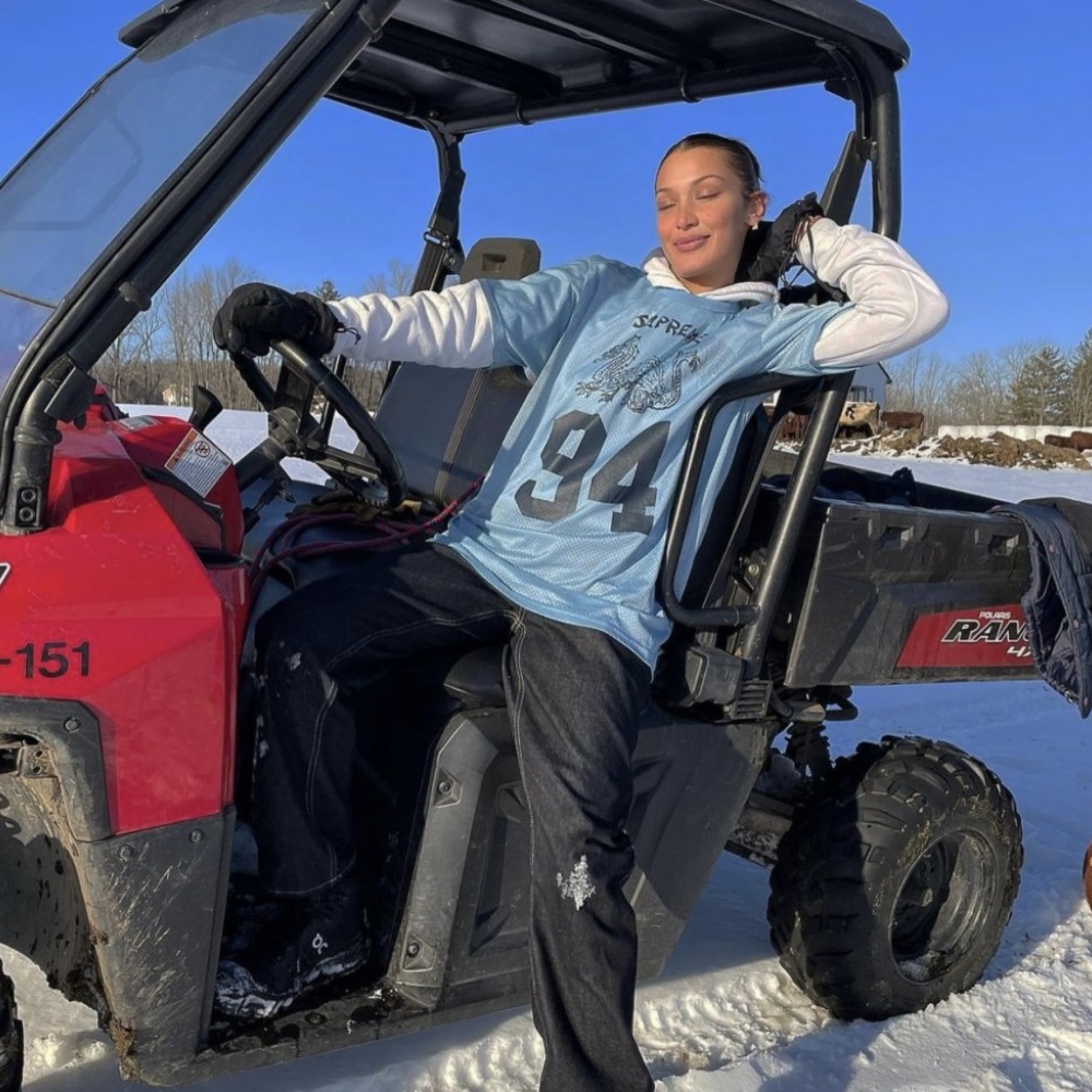 بيلا حديد تستمتع بأجواء الثلج والتزلج برفقة عائلتها