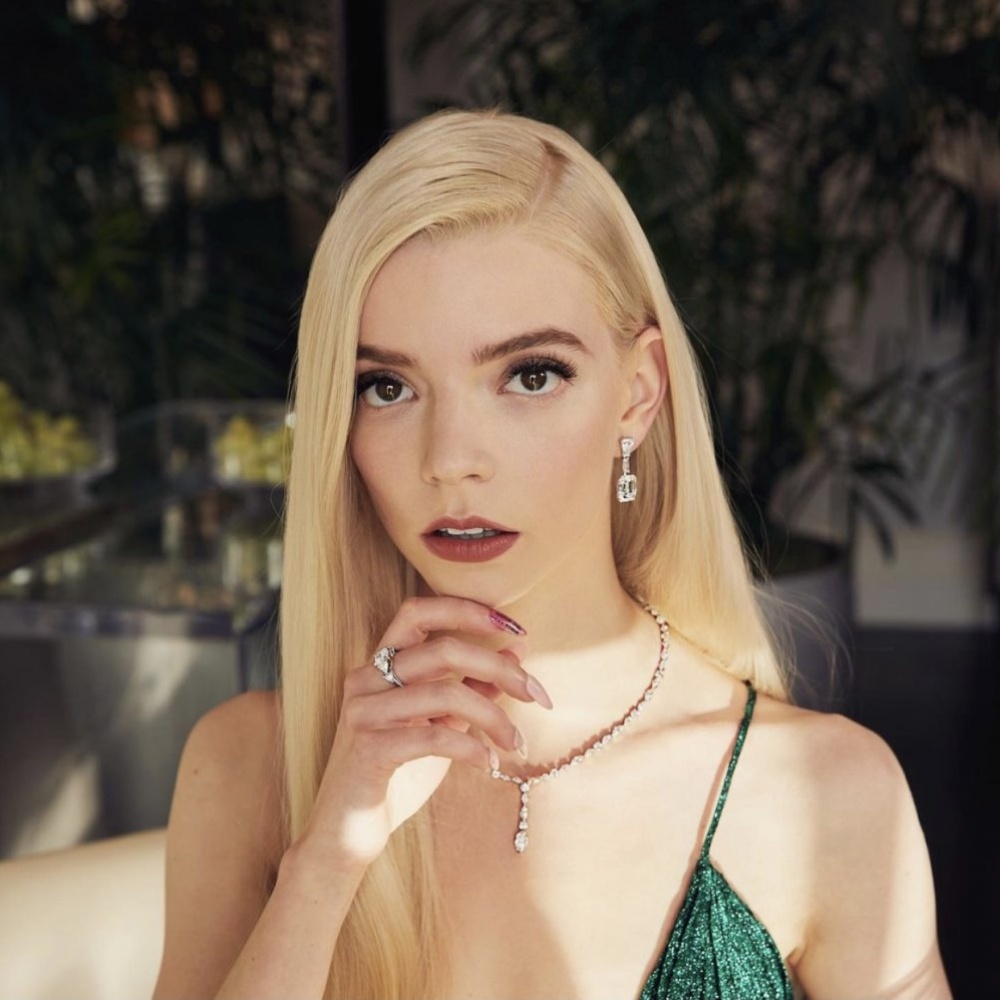 آنيا تايلور جوي تستمتع بأحجار الألماس من تيفاني اند كو في إطلالتها في Golden Globes 2021