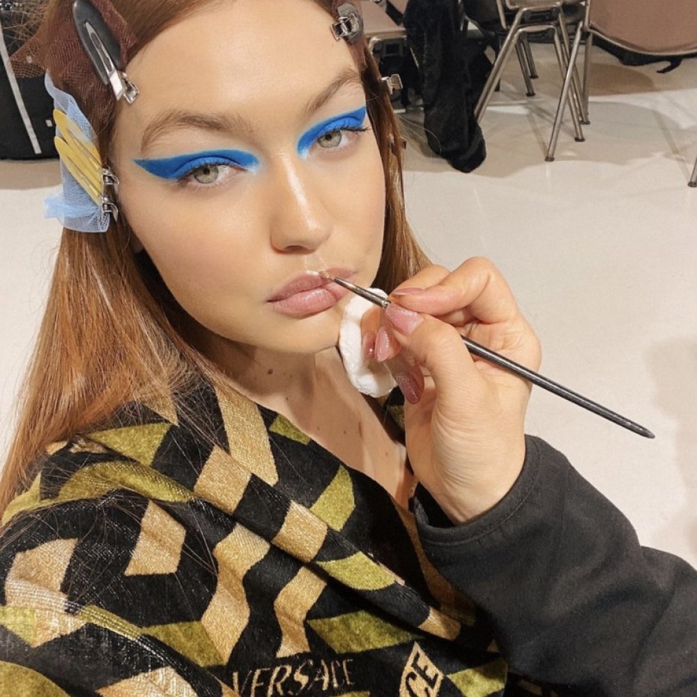 جيجي حديد تعود إلى عالم عروض الأزياء العالمية مع فرزاتشي