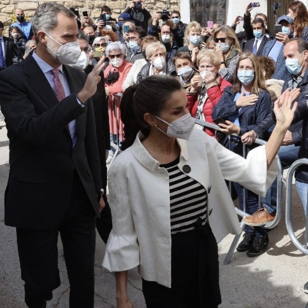 الملكة ليتيزيا والملك فيليب السادس في بلدة فوينديتودوس في اسبانيا