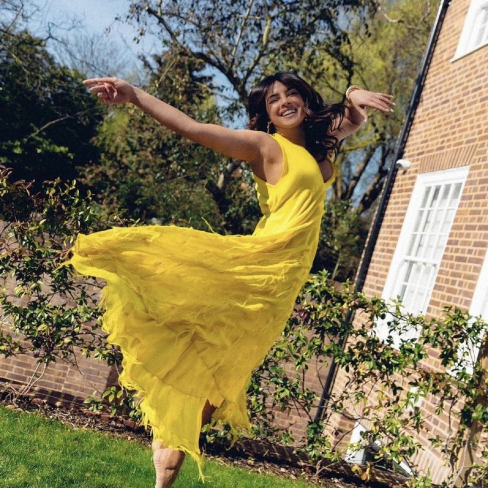 بريانكا شوبرا تستمتع بأجواء موسم الربيع المرحة