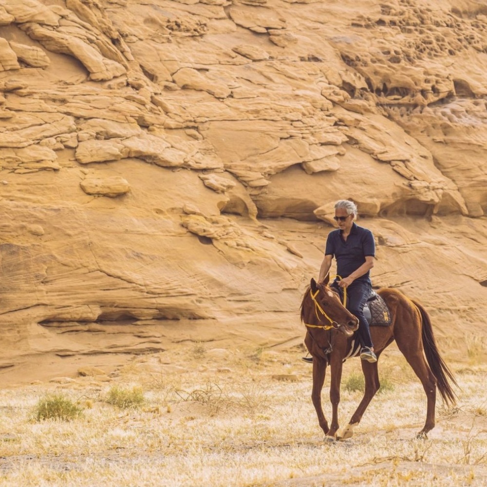 الموسيقار العالمي أندريا بوتشيلي يستمتع بسحر العلا في المملكة العربية السعودية
