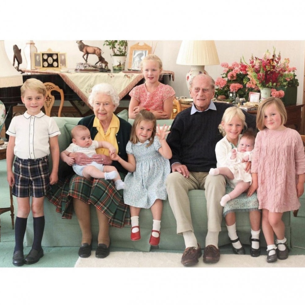 صورة لطيفة تم نشرها في حساب العائلة الملكية للأمير الراحل فيليب مع الملكة اليزابيث وأحفاد أحفادهما